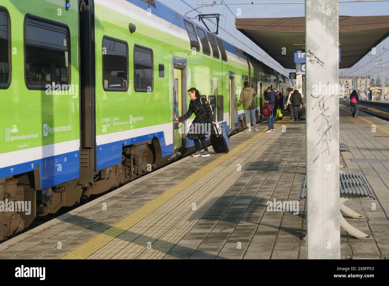 Zug am Hauptbahnhof von Treviglio entlang des Abschnitts Mailand-Venedig, Lombardei, Italien Stockfoto