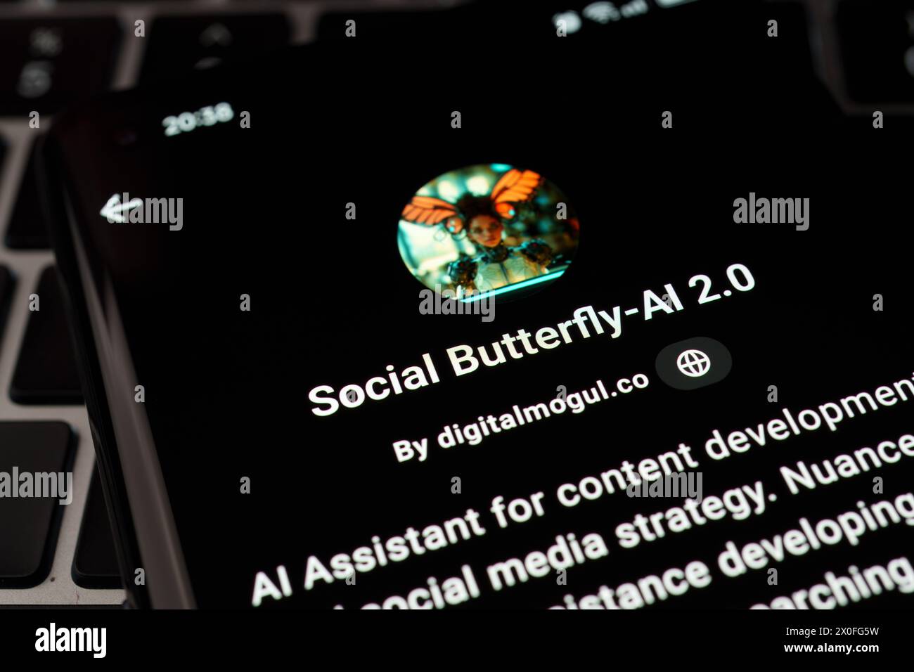Social Butterfly AI 2,0 Custom GPT wird im GPT Store auf dem Bildschirm des Smartphones auf dem Laptop-Keyboad angezeigt. Stafford, Vereinigtes Königreich, 8. April 2024 Stockfoto