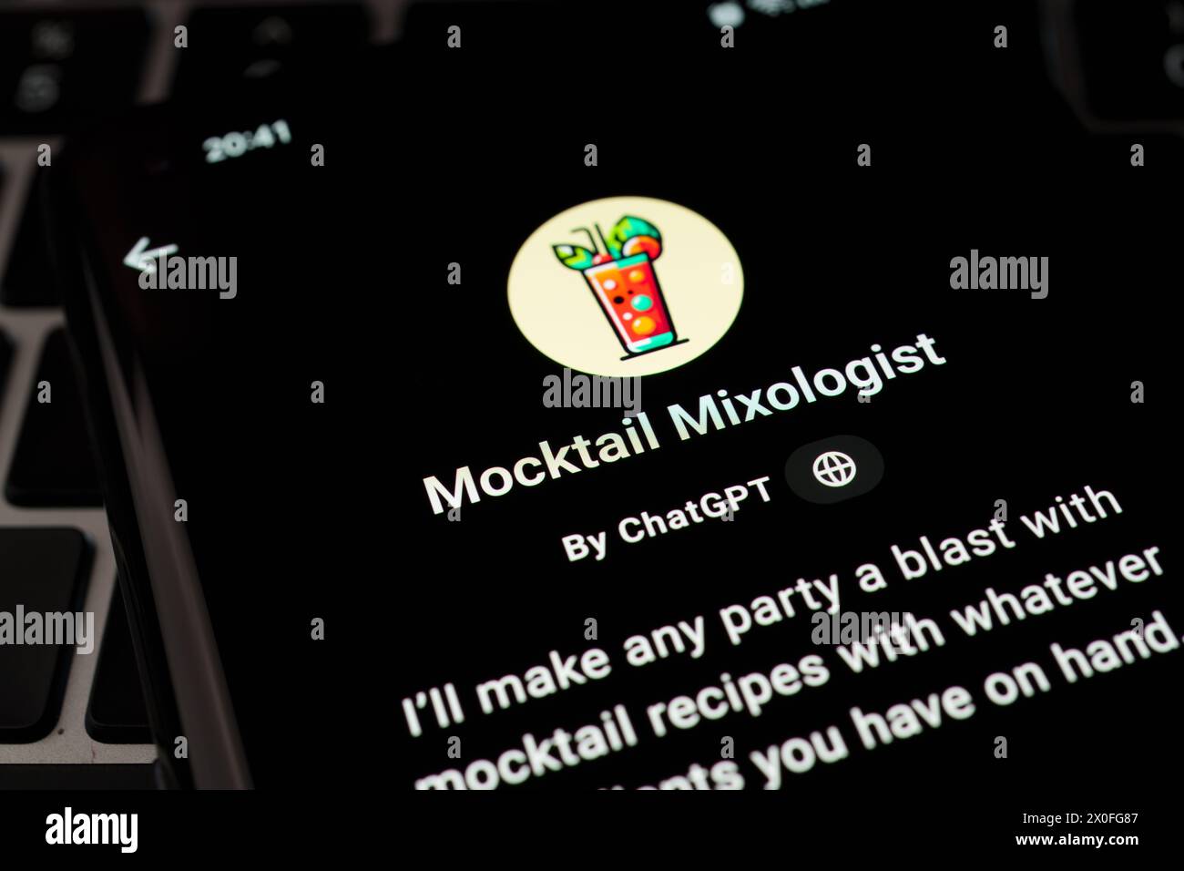 MOCKTAIL MIXOLOGIST Custom GPT im GPT Store auf dem Bildschirm des Smartphones, das auf der Tastatur des Laptops platziert ist. Stafford, Vereinigtes Königreich, 8. April 2024 Stockfoto