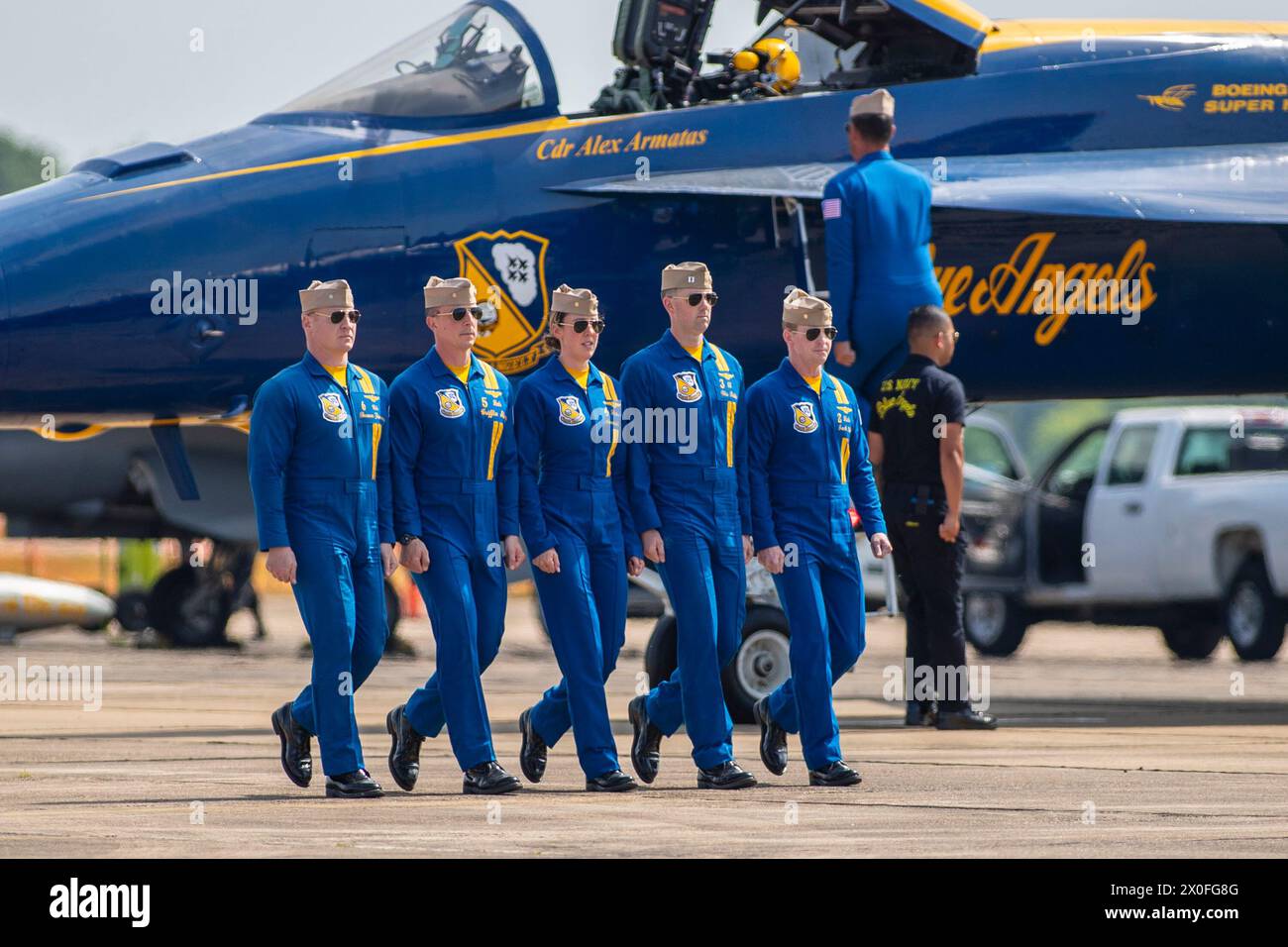 7. April 2024: Offiziere der US Navy Flight Demonstration Squadron Blue Angels (L-R) #6 Commander Thomas Zimmerman, #5 Lieutenant Commander Griffin Stangel, #4 Lieutenant Commander Amanda Lee, #3 Leutnant James Wesley Perkins, #2 Lieutenant Commander Jack Keilty und #1 Commander Alexander P. Armatas (Eintritt ins Cockpit) machen Sie einen Spaziergang zu ihren Boeing F/A-18 Super Hornet Flugzeugen, um ihre Kunstflugdemonstration auf der Beyond the Horizon Air and Space Show auf der Maxwell Air Force Base in Montgomery, Alabama, vorzubereiten. Mike Wulf/CSM Stockfoto