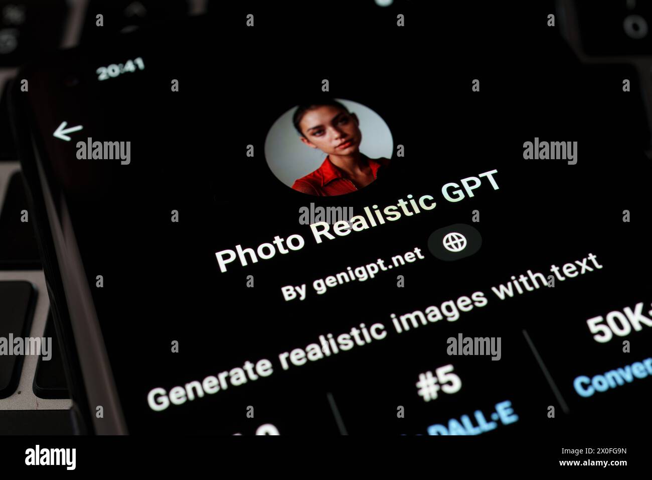 FOTOREALISTISCHES GPT im GPT Store auf dem Bildschirm des Smartphones auf der Tastatur des Laptops. Stafford, Vereinigtes Königreich, 8. April 2024 Stockfoto