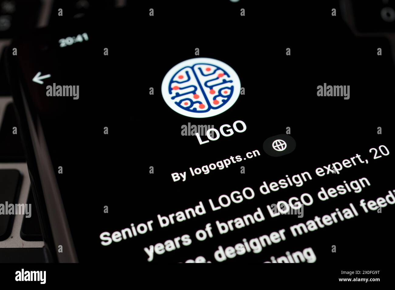 LOGO Custom GPT im GPT Store auf dem Bildschirm des Smartphones auf der Tastatur des Laptops. Stafford, Vereinigtes Königreich, 8. April 2024 Stockfoto