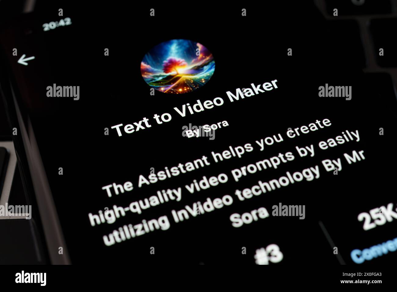 TEXT AN VIDEO MAKER VON SORA. Benutzerdefinierte GPT im GPT Store auf dem Bildschirm des Smartphones auf der Tastatur des Laptops. Stafford, Vereinigtes Königreich, 8. April 202 Stockfoto