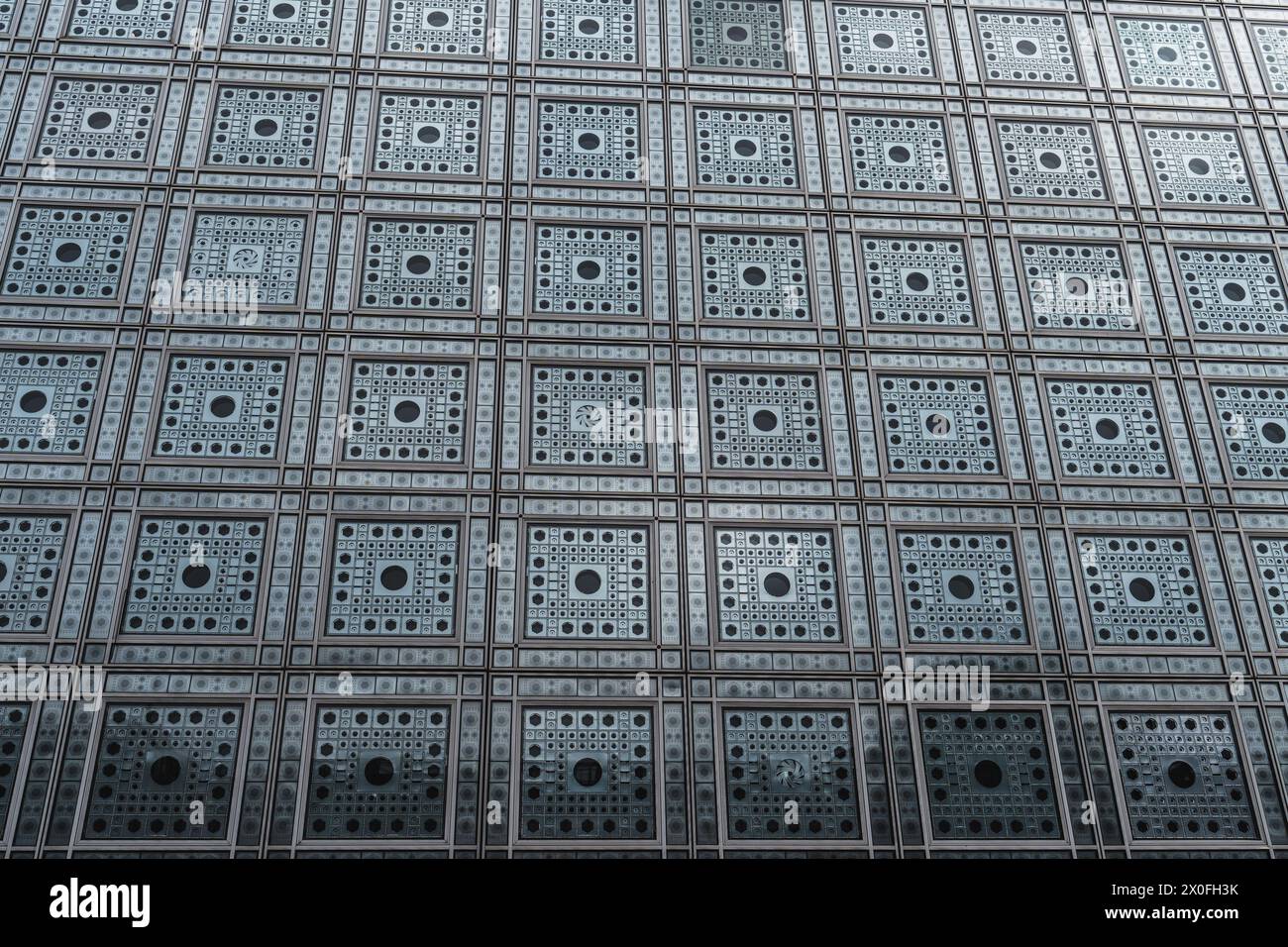 Institut du Monde Arabe in Paris, moderne Gebäudestruktur, die ein Mosaik bildet. Stockfoto