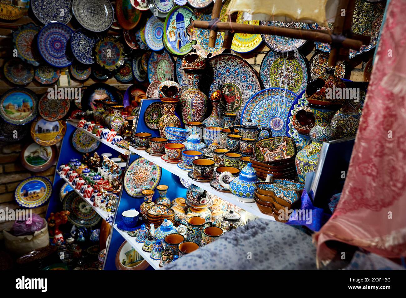 Dekorative Keramikteller, Tassen und Souvenirs mit traditionellem usbekischem Ornament im Shop in Samarkand in Usbekistan, Zentralasien, Seidenroa Stockfoto