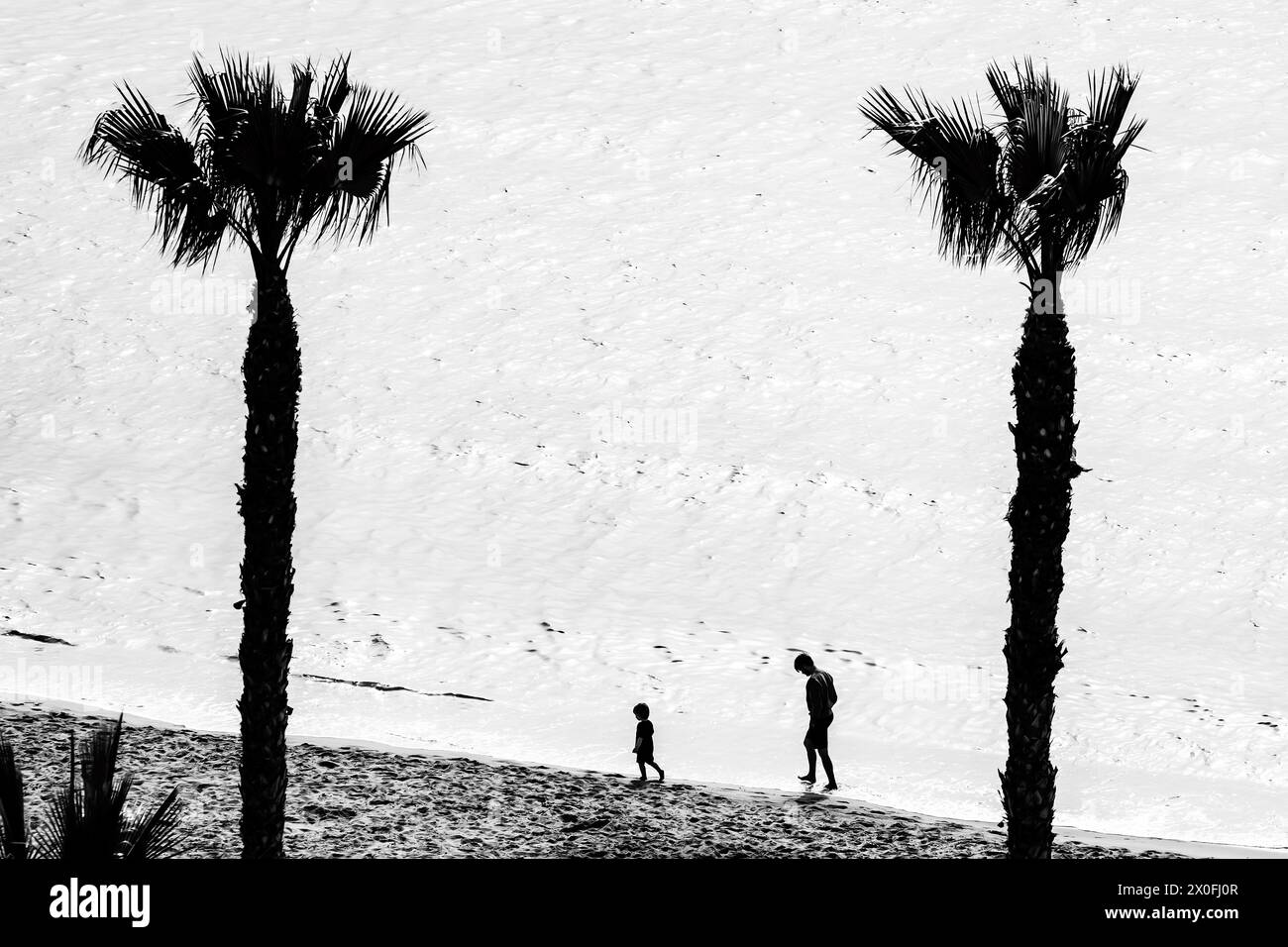 Vater und Sohn spielen am Meer in Villajoyosa Stockfoto