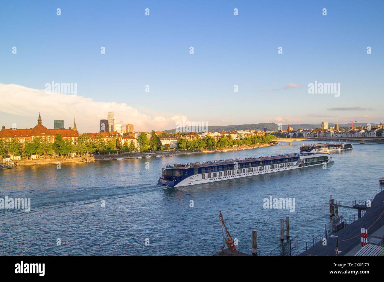 Basel, Schweiz - 16. Mai. 2022: Flusstouristik auf dem Rhein durch Basel Stadt bei Sonnenuntergang. Stockfoto