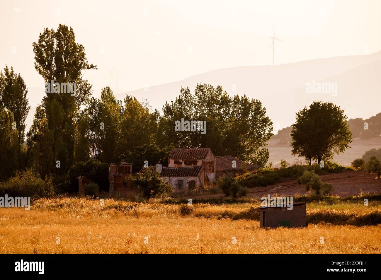 Haus und Felder mit Windmühlen im Hintergrund in der Alhambra Stockfoto