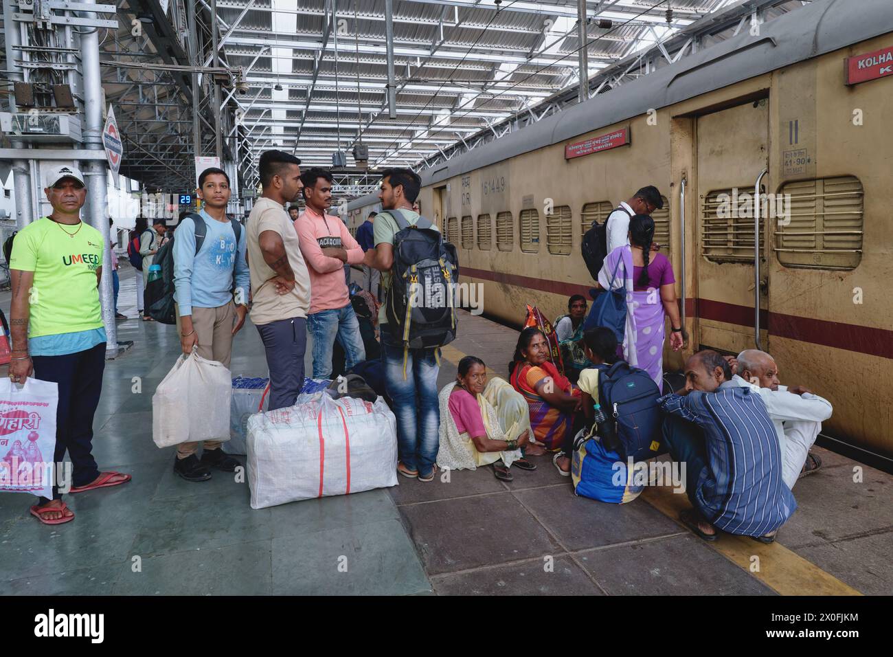 Bahnpassagiere auf einem Bahnsteig am Chhatrapati Shivaji Maharaj Terminus in Mumbai, Indien, warten darauf, ihren Zug, den Koyna Express nach Kolhapur, zu besteigen Stockfoto