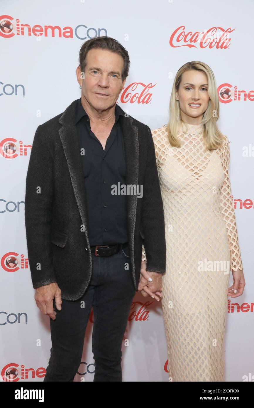 April 2024, Las Vegas, Nevada, USA: LAS VEGAS, NV - 11. APRIL 2024: Dennis Quaid, Laura Quaid bei den CinemaCon Big Screen Achievement Awards im Omnia Nachtclub im Caesars Palace während der CinemaCon. (Kreditbild: © Nina Prommer/ZUMA Press Wire) NUR REDAKTIONELLE VERWENDUNG! Nicht für kommerzielle ZWECKE! Stockfoto
