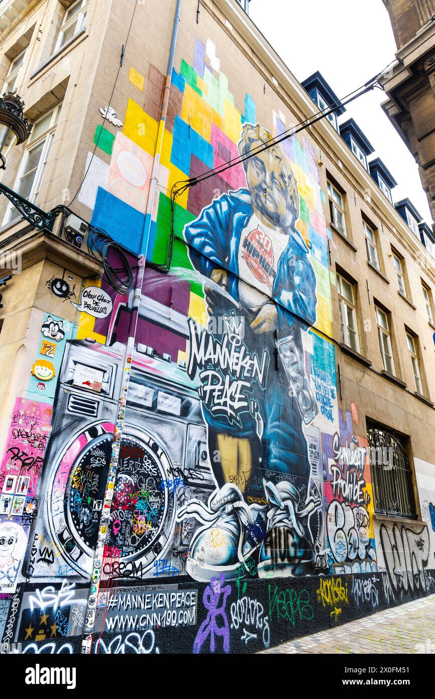 Großes Wandgemälde von Manneken Pis der Künstler H.M.I. anlässlich des 30. Jahrestages des belgischen Hip Hop in Brüssel, Belgien Stockfoto