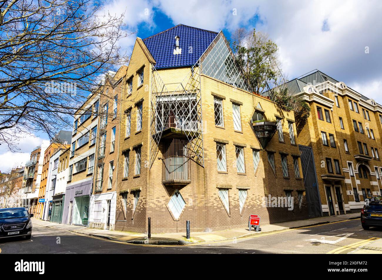Stadthaus aus den 1980er Jahren, ehemaliges Haus der Journalistin Janet Street-Porter, entworfen von Piers Gough, 44 Britton Street, London, England Stockfoto