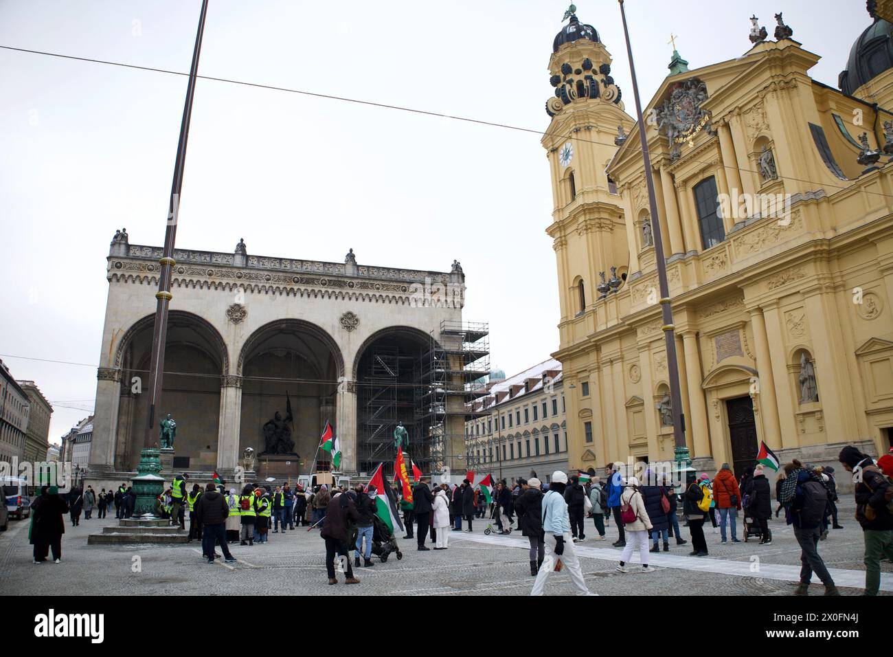 München, 13. Januar 2024. Pro-Palästina-Demo, bei der Hunderte von Menschen am Gazastreifen mit dem Motto „Waffenstillstand jetzt“ teilnahmen. Stockfoto