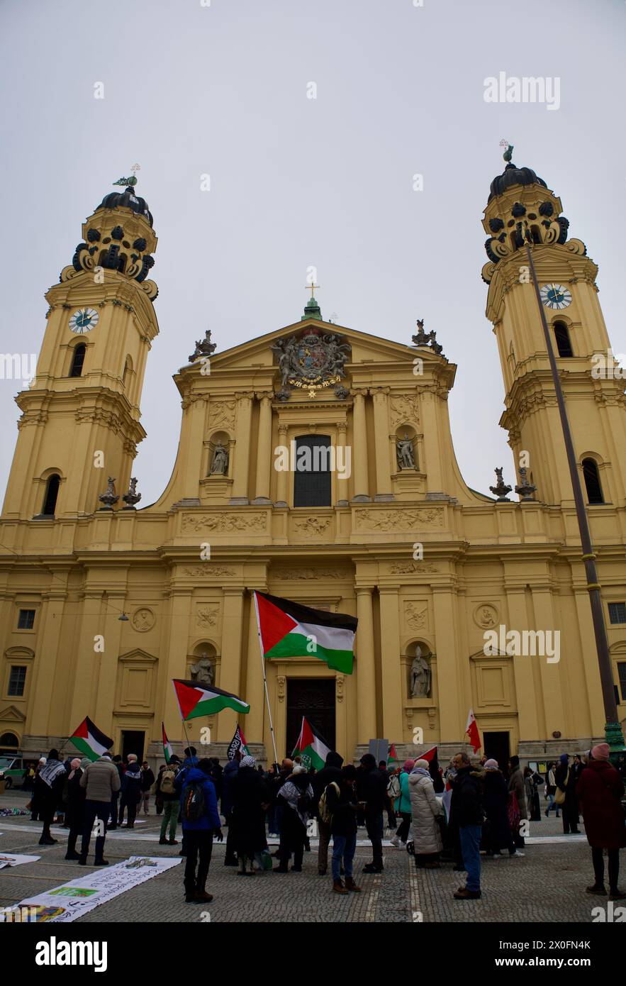 München, 13. Januar 2024. Pro-Palästina-Demo, bei der Hunderte von Menschen am Gazastreifen mit dem Motto „Waffenstillstand jetzt“ teilnahmen. Stockfoto
