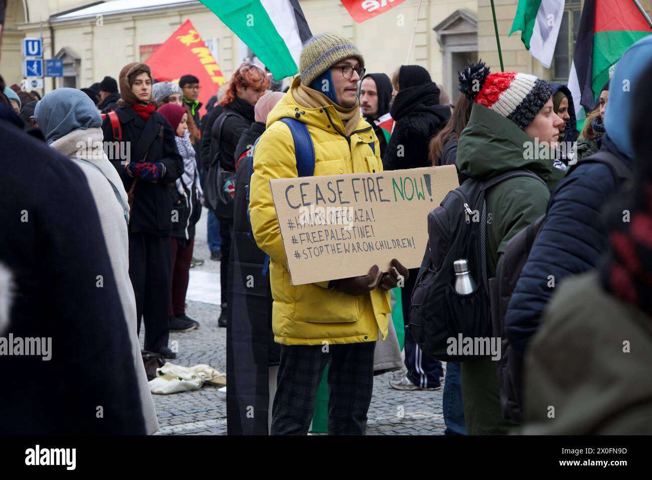 München, 13. Januar 2024. Pro-Palästina-Demo, bei der Hunderte von Menschen am Gazastreifen mit dem Motto „Waffenstillstand jetzt“ teilnahmen. Stockfoto