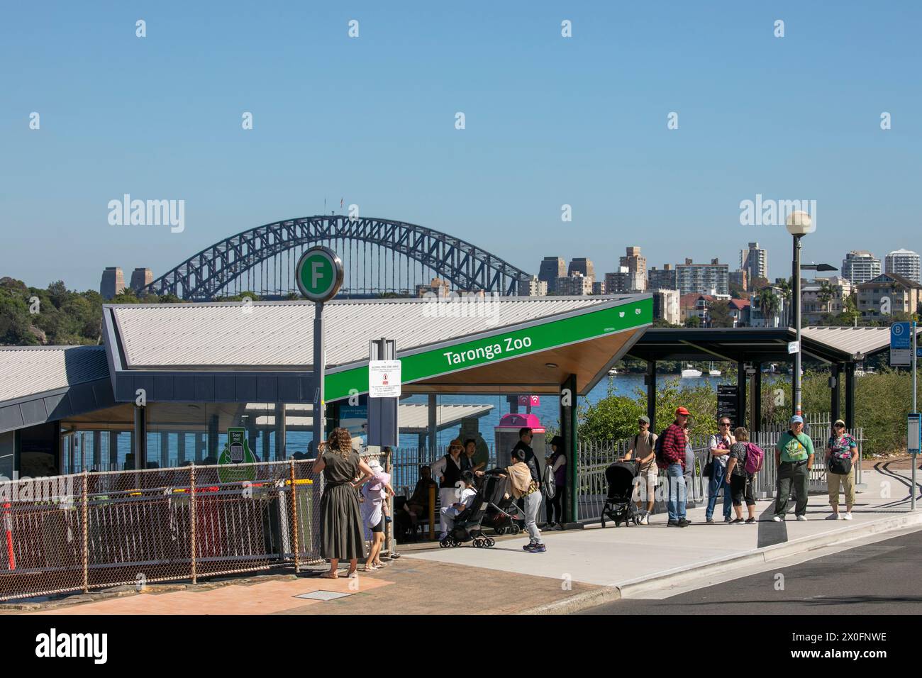 Taronga Zoo Fähranlegestelle von Sydney Ferries, mit Sydney Harbour Bridge in der Ferne, Sydney, NSW, Australien Stockfoto