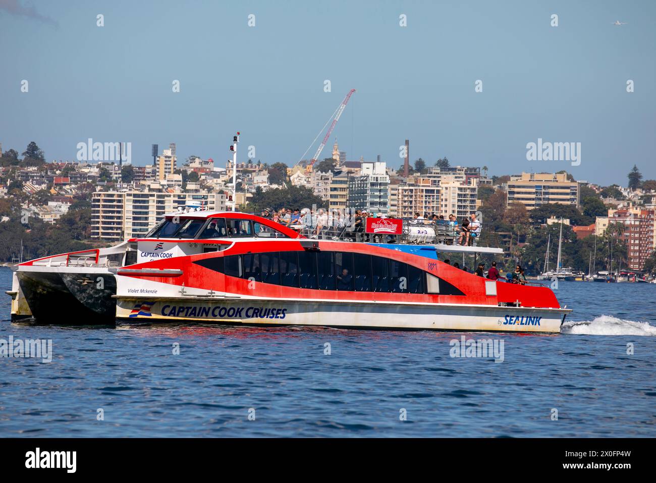 Captain Cook fährt mit dem Boot auf einer Besichtigungstour durch den Hafen von Sydney, NSW, Australien, 2024 Stockfoto