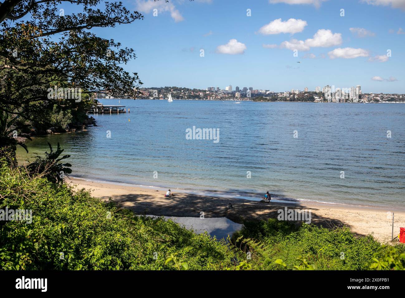 Sydney, Australien, Whiting Beach am Nordufer des Hafens von Sydney ist ein kleiner abgeschiedener Hafenstrand mit Panoramablick auf Sydney und die Stadt Stockfoto