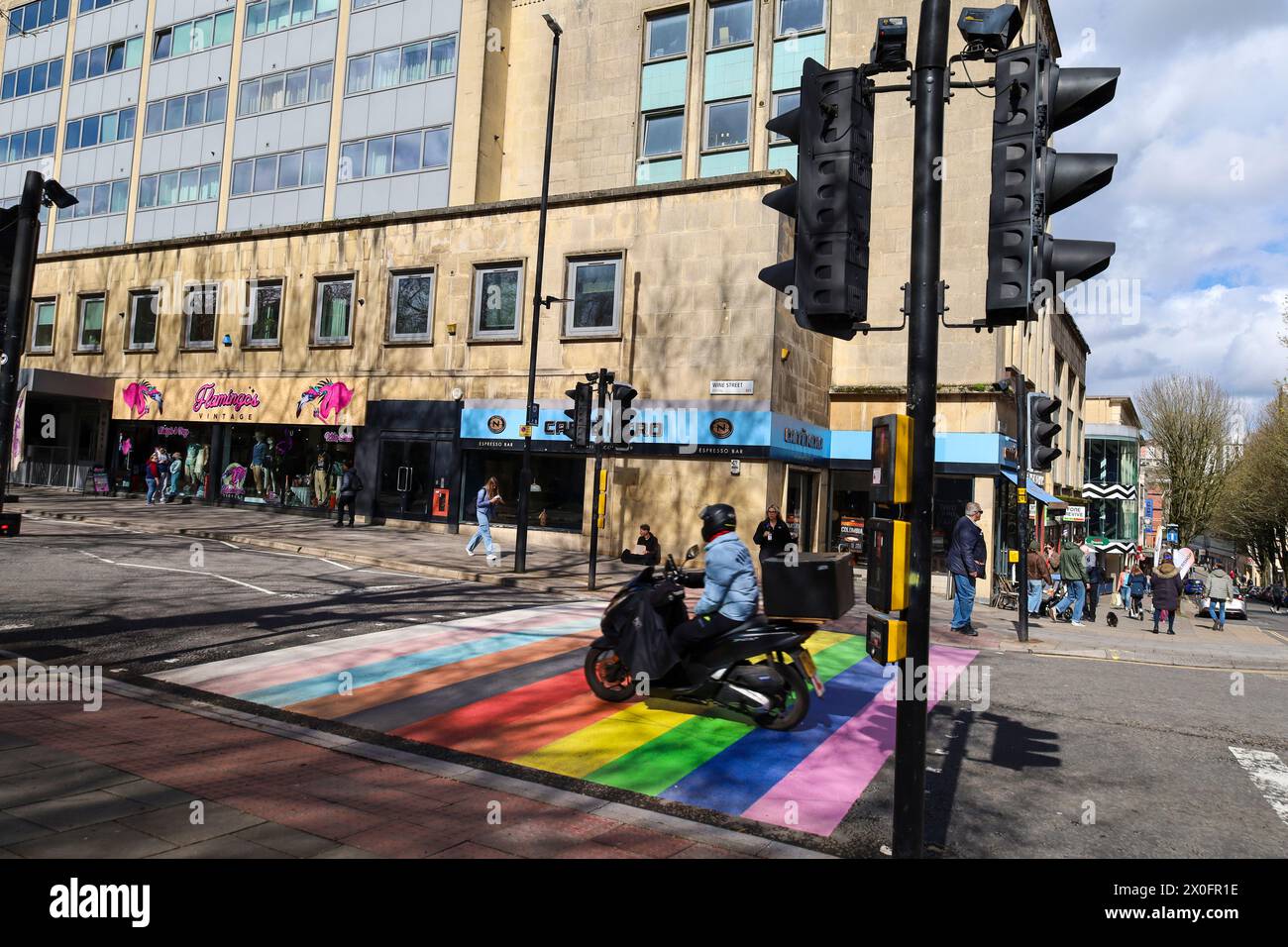 Bristol, England, 29. März 2024: Großer und farbenfroher Rainbow Crosswalk im Stadtzentrum von Bristol Stockfoto