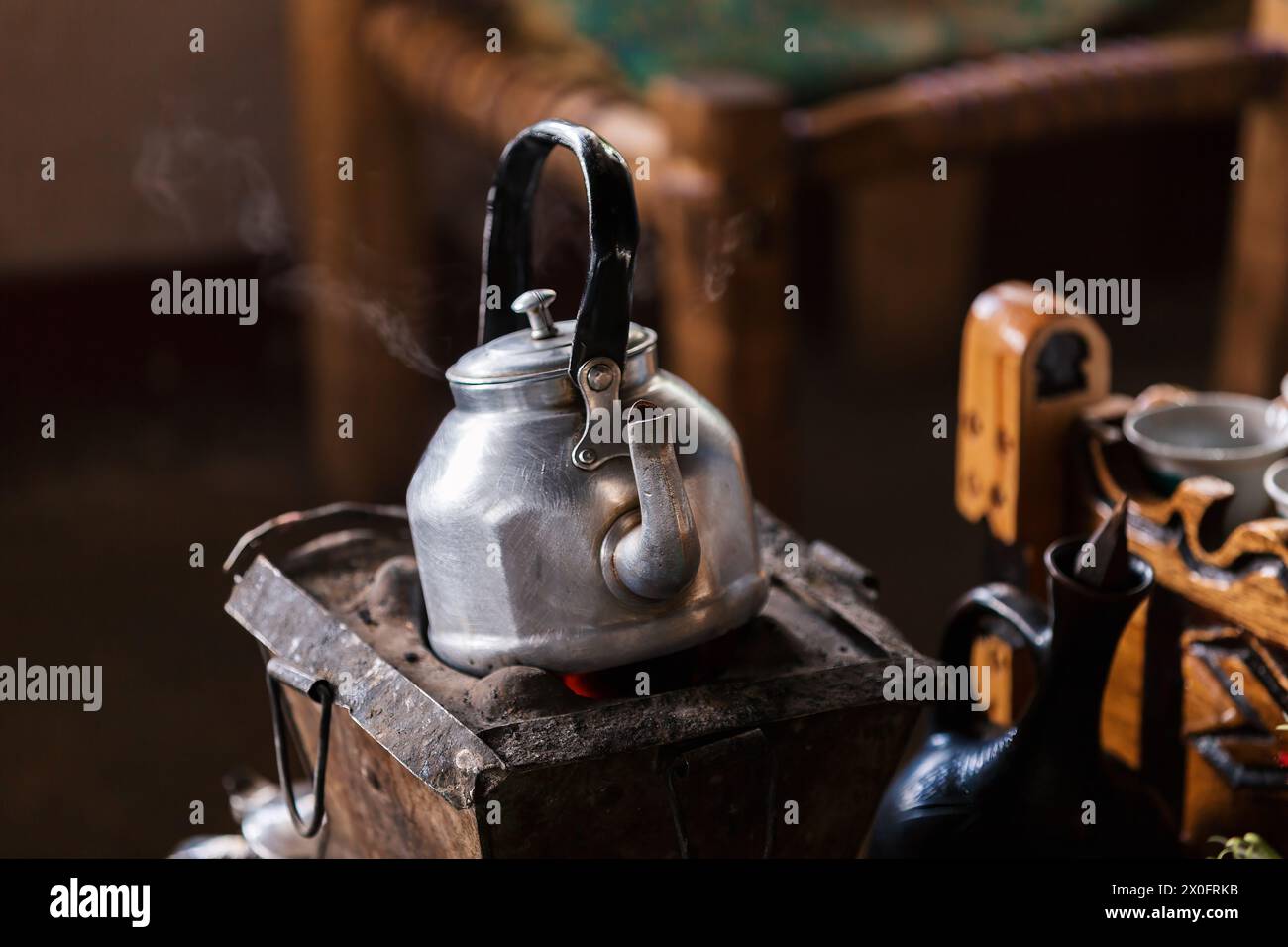 Traditioneller äthiopischer Kaffee mit aromatischer Essenz. Zeremonie mit Weihrauch, Weihrauch und Myrrhe, die von heißer Kohle angezündet wird, erzeugen Rauch, den carrie erzeugt Stockfoto