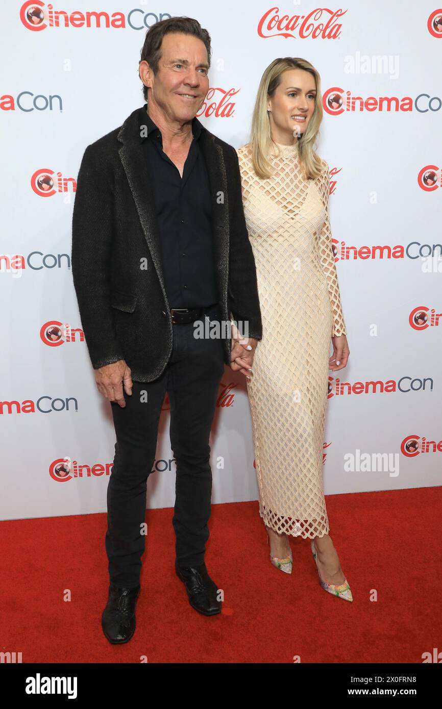 April 11, 2024, Las Vegas, CA, USA: LOS ANGELES - 11. APR: Dennis Quaid, Laura Quaid bei den CinemaCon Awards 2024 im Caesar's Palace am 11. April 2024 in Las Vegas, CA (Credit Image: © Kay Blake/ZUMA Press Wire) NUR ZUR REDAKTIONELLEN VERWENDUNG! Nicht für kommerzielle ZWECKE! Stockfoto