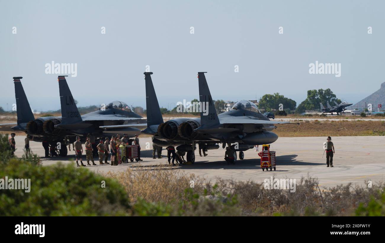 Die F-15E Strike Eagles der US Air Force, die der 494th Fighter Squadron der Royal Air Force Lakenheath, England, zugeordnet sind, kommen zur Übung Poseidon’s an Stockfoto