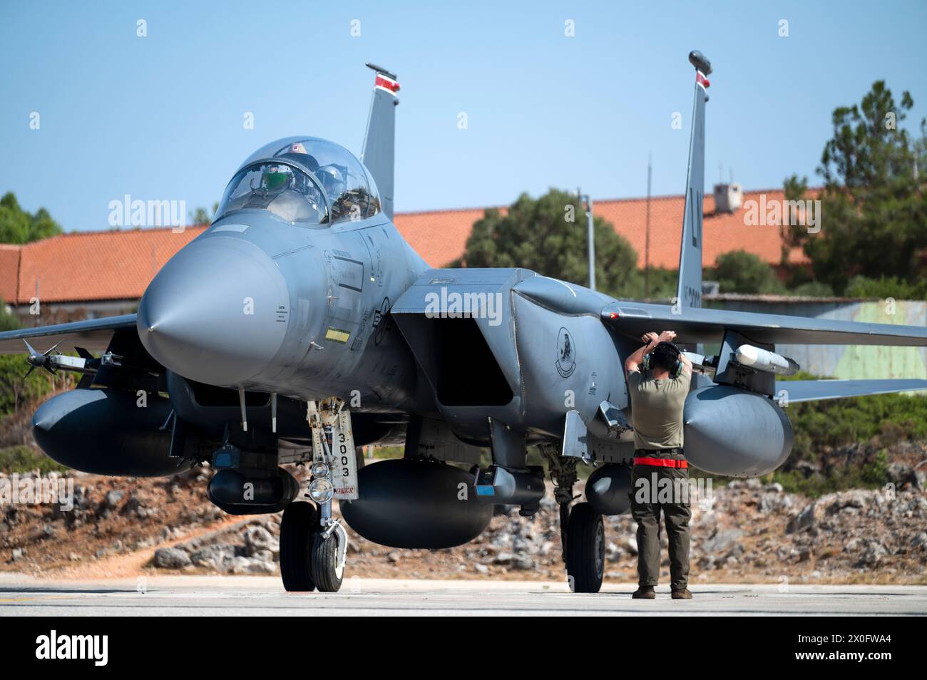 Eine F-15E Strike Eagle der US Air Force, die der 494th Fighter Squadron der Royal Air Force Lakenheath, England, zugeordnet ist, wird nach der Landung marschiert Stockfoto