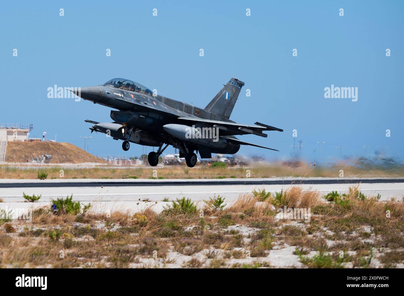 Ein Hellenic Air Force F-16D Kampffalke, der dem 115 Combat Wing zugewiesen wurde, startet während der Übung Poseidon’s Rage 22 auf der Souda Air Base in Griechenland Stockfoto