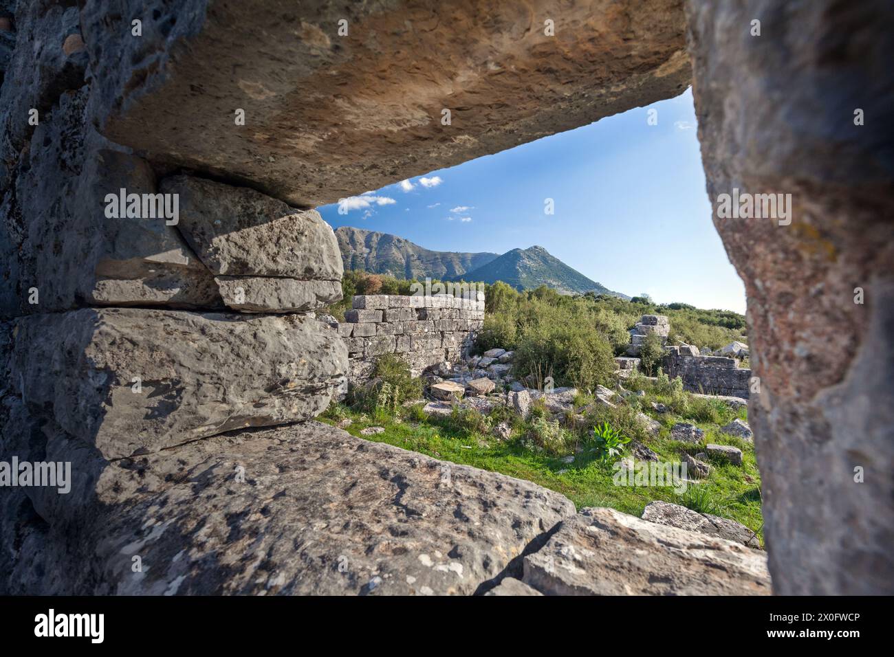 Orraon, Ruinen einer antiken griechischen Stadt in Epirus, Nordgriechenland, erbaut im 4. Jh. v. Chr., auch bekannt als Horreum. Viele alte Häuser sind noch erhalten Stockfoto