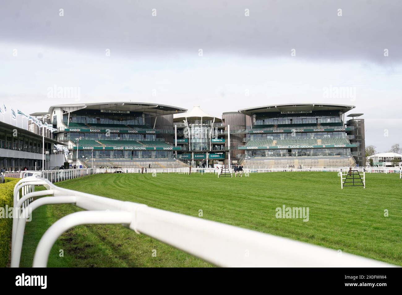 Ein allgemeiner Blick auf die großen Stände am zweiten Tag des Randox Grand National Festivals 2024 auf der Aintree Racecourse, Liverpool. Bilddatum: Freitag, 12. April 2024. Stockfoto