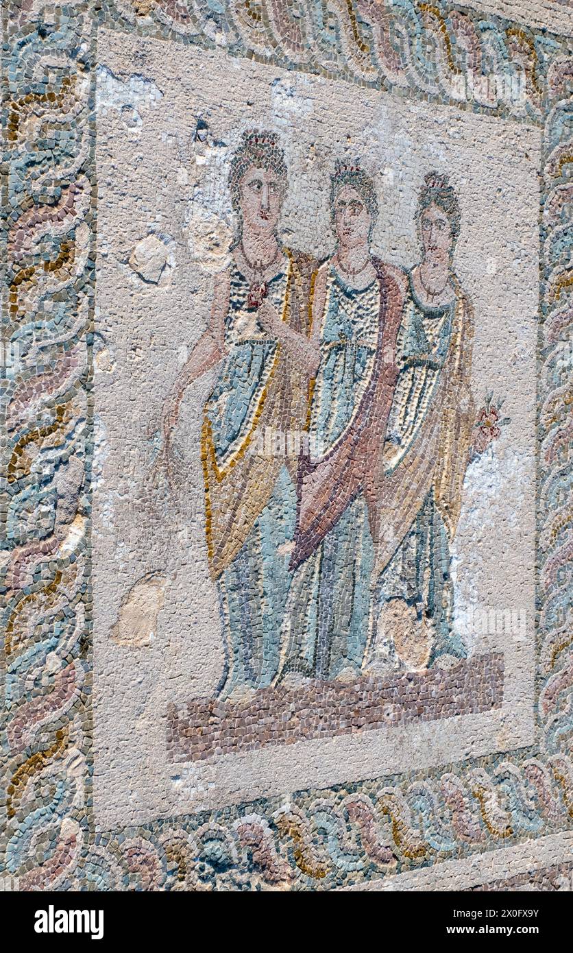 Mosaik von drei Frauen, die die Schicksale, die Erinyes oder einfach nur edle Frauen sein können. Das Haus des Theseus, Archäologischer Park, Paphos, Zypern. Stockfoto