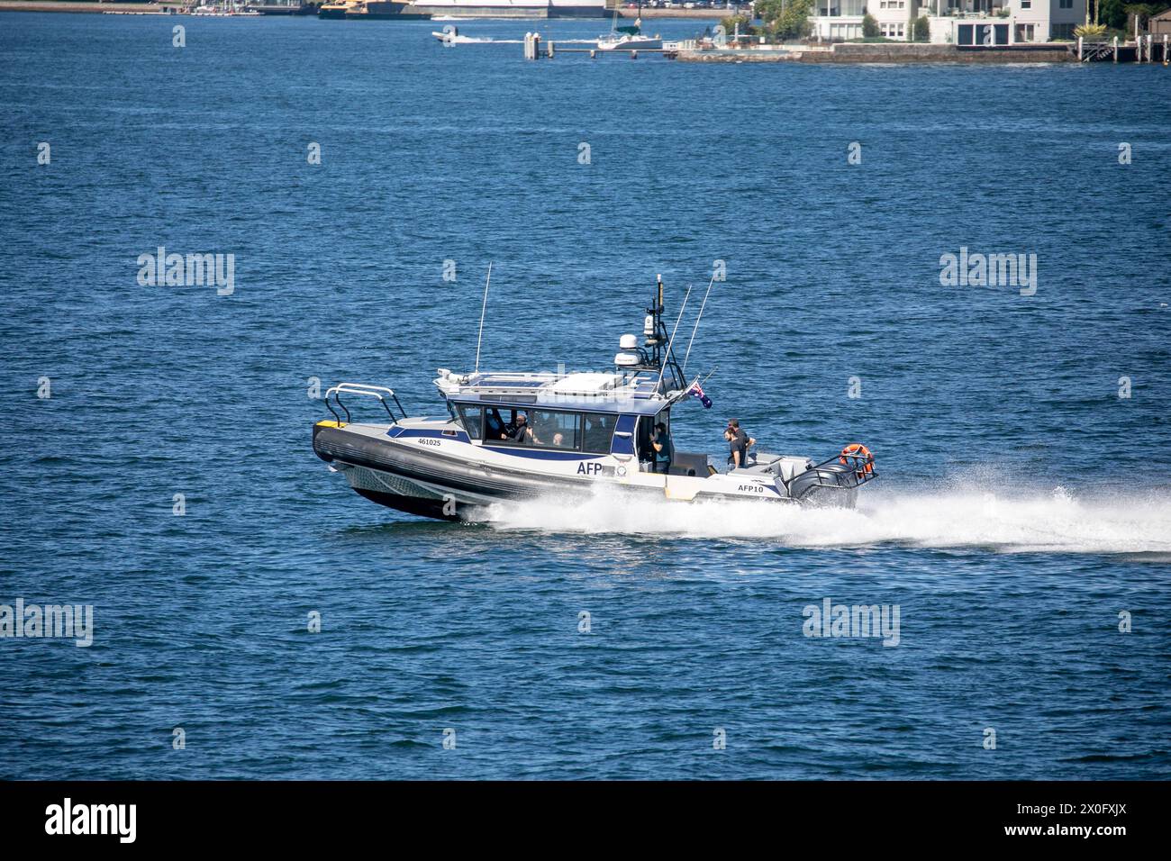 Australische Bundespolizei, australiens Bundespolizei, mit ihrem Hochgeschwindigkeits-RIB-Boot AFP10 im Hafen von Sydney, das von Yamba gebaut wurde Stockfoto