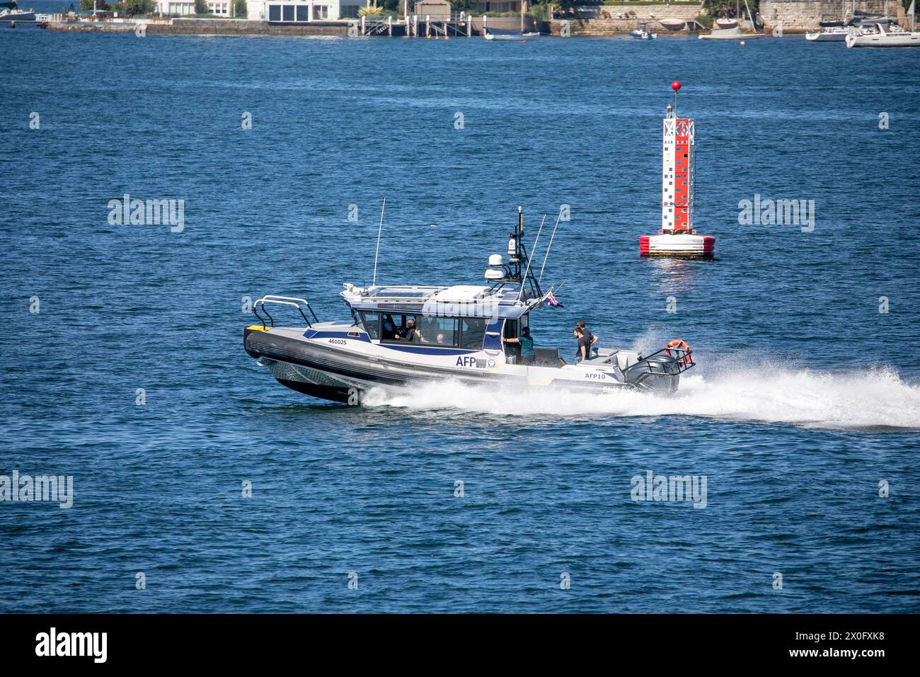 Australische Bundespolizei, australiens Bundespolizei, mit ihrem Hochgeschwindigkeits-RIB-Boot AFP 10 im Hafen von Sydney, das von Yamba gebaut wurde Stockfoto