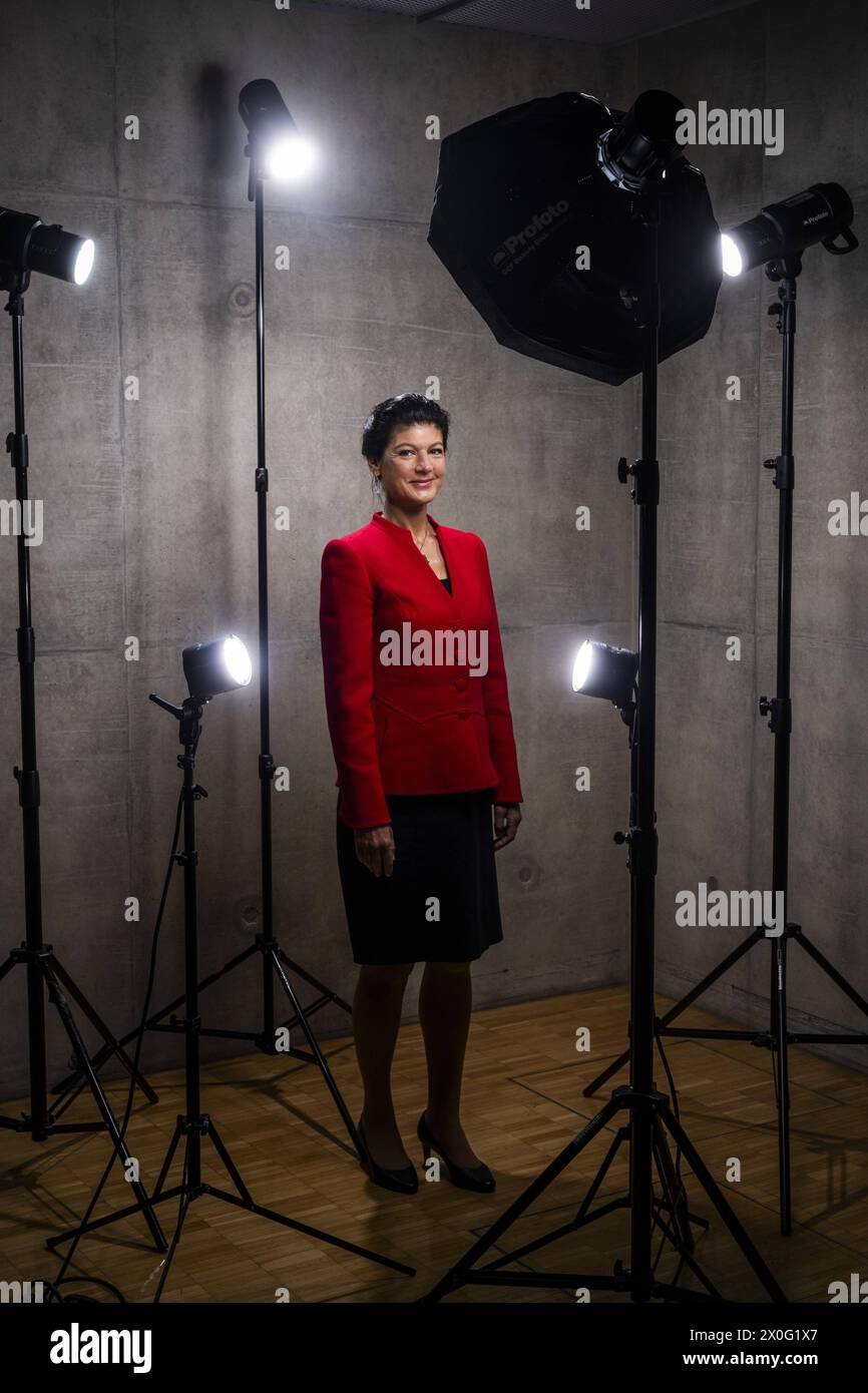 Sahra Wagenknecht ist Abgeordnete des Deutschen Bundestages und GrâˆöÂºnderin der Partei BSW, hier aufgenommen vor ihrem BâˆöÂºro im Deutschen Bundestag in Berlin, 10.04.2024. Berlin Deutschland *** Sahra Wagenknecht ist Mitglied des Deutschen Bundestages und Gründerin der BSW-Partei, hier vor ihrem Büro im Deutschen Bundestag in Berlin, 10 04 2024 Berlin Deutschland Copyright: xDominikxButzmannxphotothek.dex Stockfoto