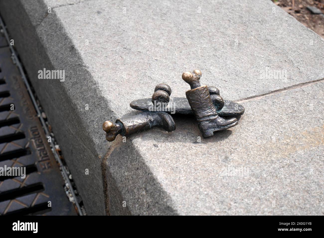 Unter uns eine Bronzestatue des ungarischen ukrainischen Bildhauers Mihaly Kolodko, Varos Liget, Budapest, Ungarn Stockfoto