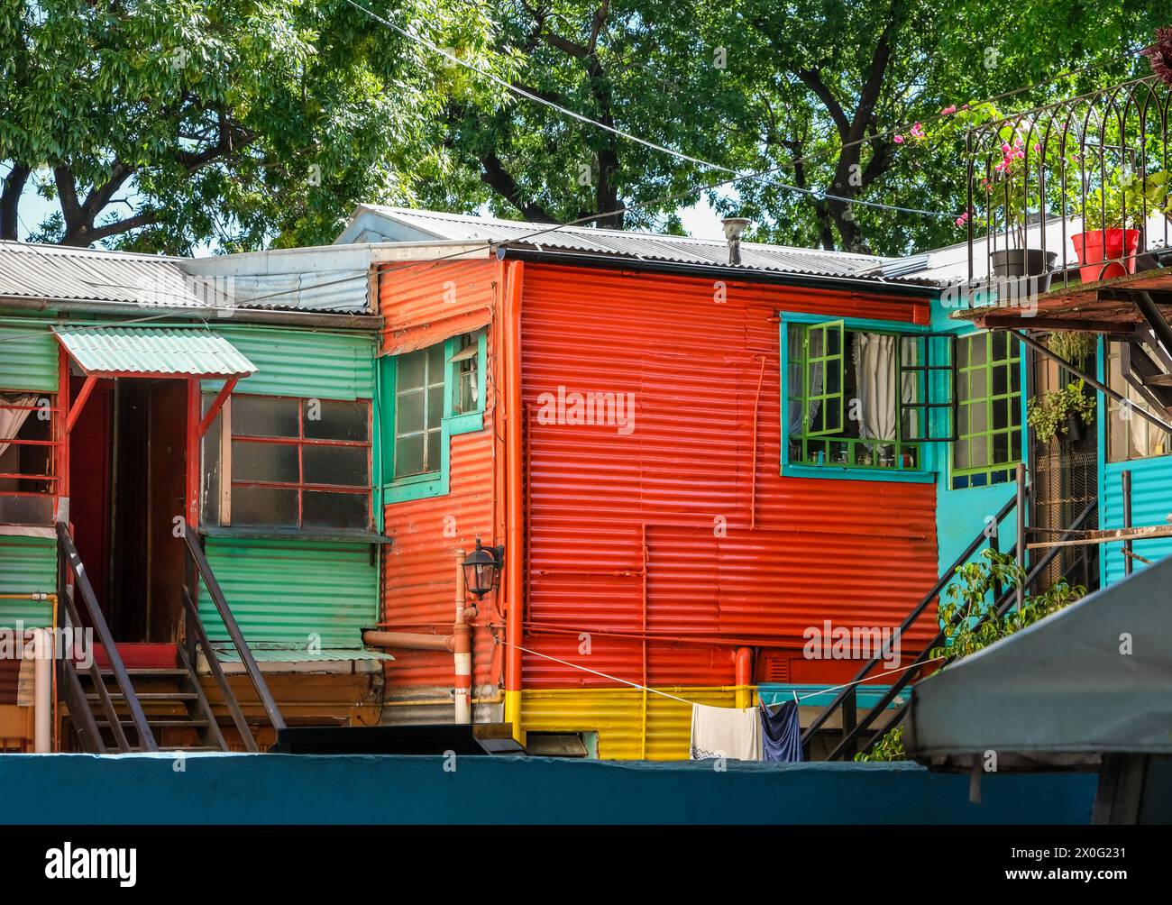 La Boca, Buenos Aires, Argentinien - La Boca, bunt bemalte Haeuser im Hafenviertel rund um die Gasse El Caminito. La Boca entstand Ende des 19. Jahrhundert als Viertel italienischer Einwanderer, die meisten als Industriearbeiter taetig waren. Das Arbeiterviertel ist heute bei Touristen beliebt, auch wegen seiner originellen Haeuser, oft aus dem Blech abgewrackter Schiffe gebaut und mit Schiffslack bunt bemalt. Viele Küenstler preisen ihre Werke auf den Gehsteigen der Straße El Caminito an. Buenos Aires Buenos Aires Argentinien *** La Boca, Buenos Aires, Argentinien La Boca, bunt bemalt ho Stockfoto