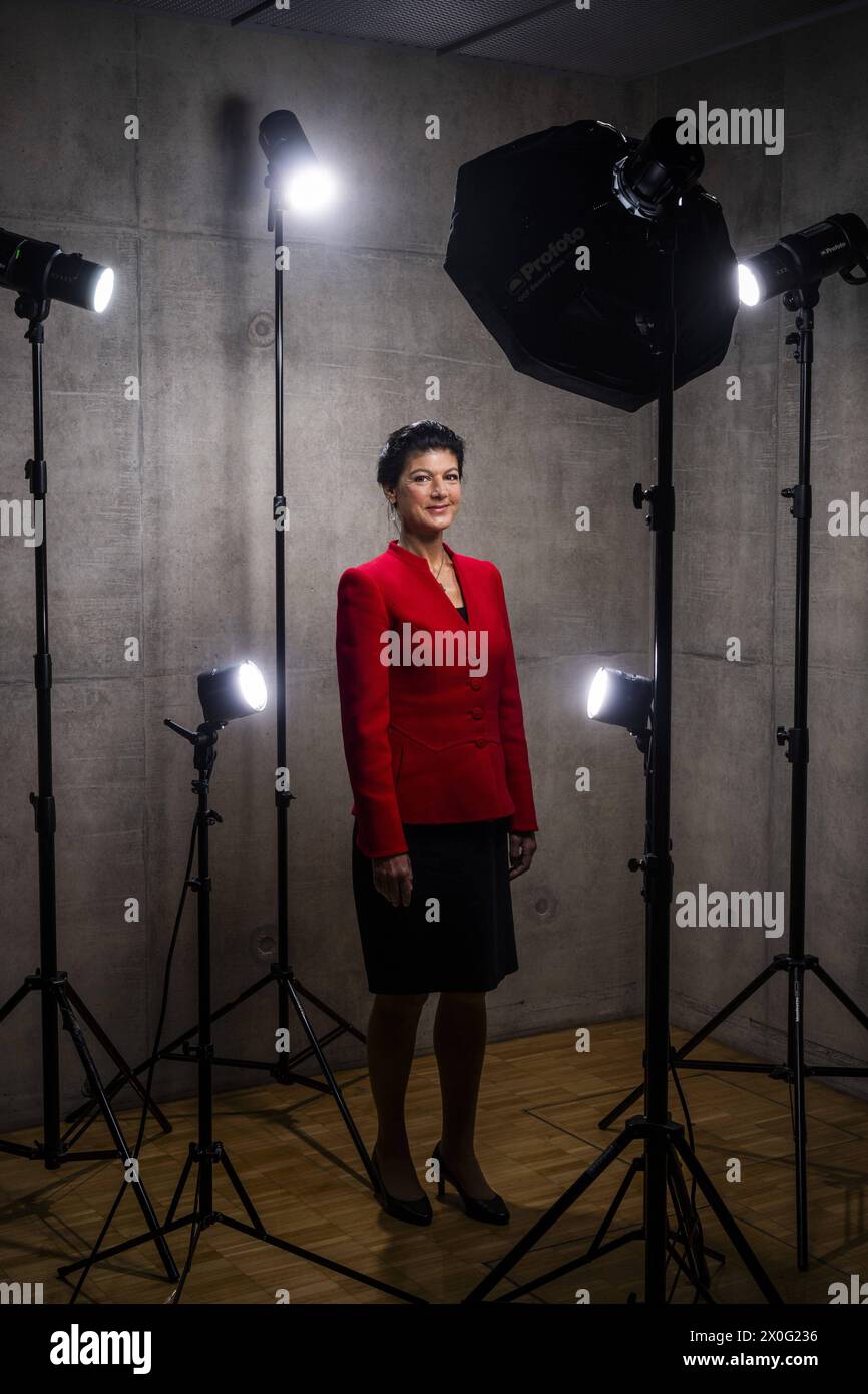 Sahra Wagenknecht ist Abgeordnete des Deutschen Bundestages und GrâˆöÂºnderin der Partei BSW, hier aufgenommen vor ihrem BâˆöÂºro im Deutschen Bundestag in Berlin, 10.04.2024. Berlin Deutschland *** Sahra Wagenknecht ist Mitglied des Deutschen Bundestages und Gründerin der BSW-Partei, hier vor ihrem Büro im Deutschen Bundestag in Berlin, 10 04 2024 Berlin Deutschland Copyright: xDominikxButzmannxphotothek.dex Stockfoto