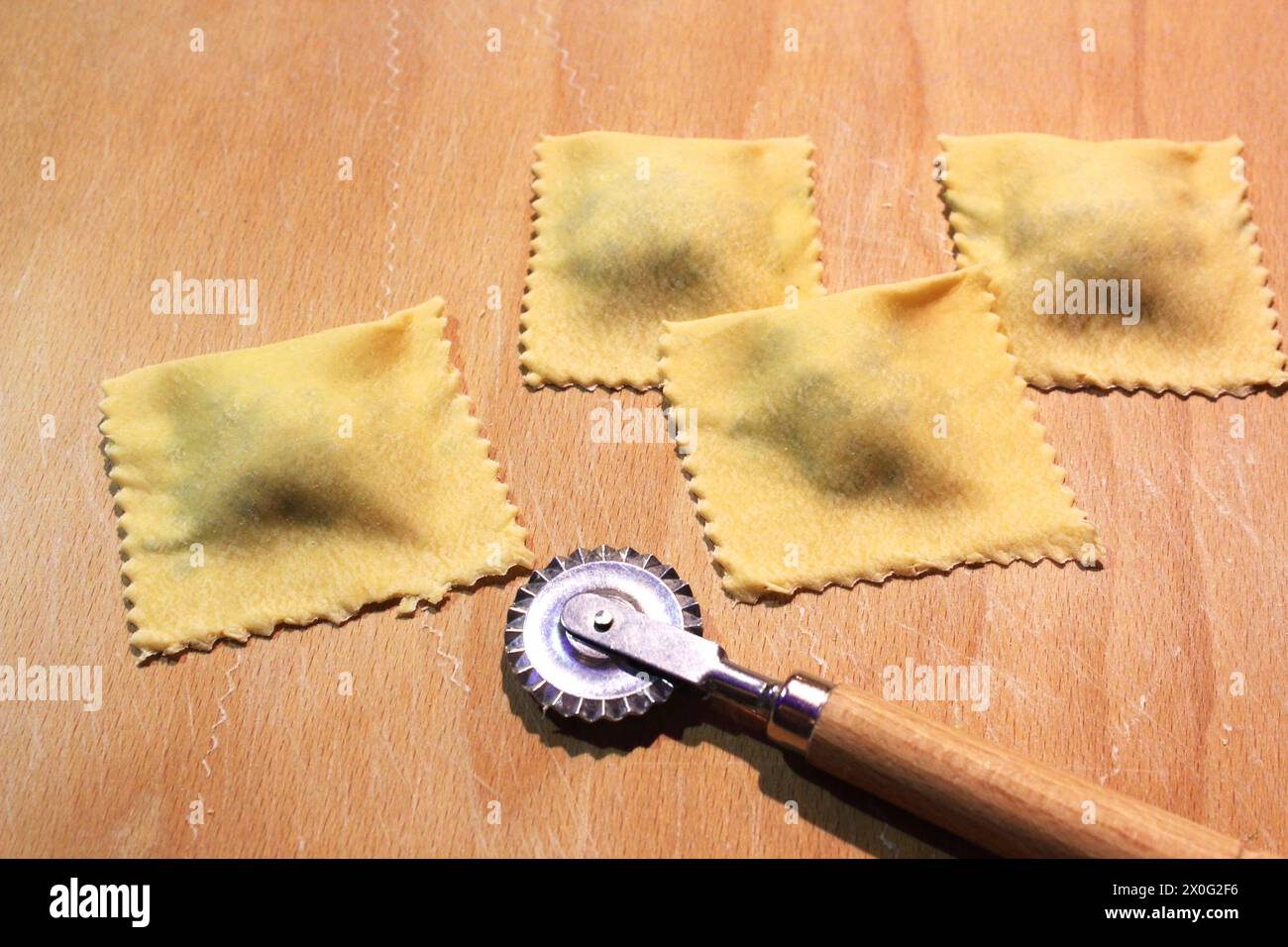 Frische Ravioli-Pasta auf einer Theke Stockfoto