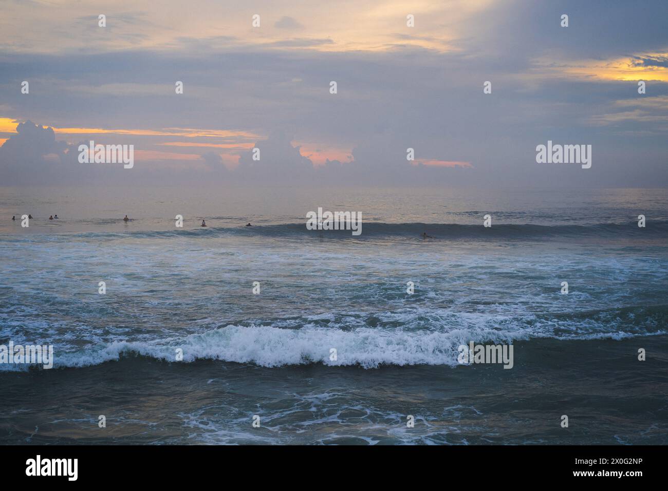 Surfer warten auf eine Welle, im Meer, Surfen, Himmel Stockfoto