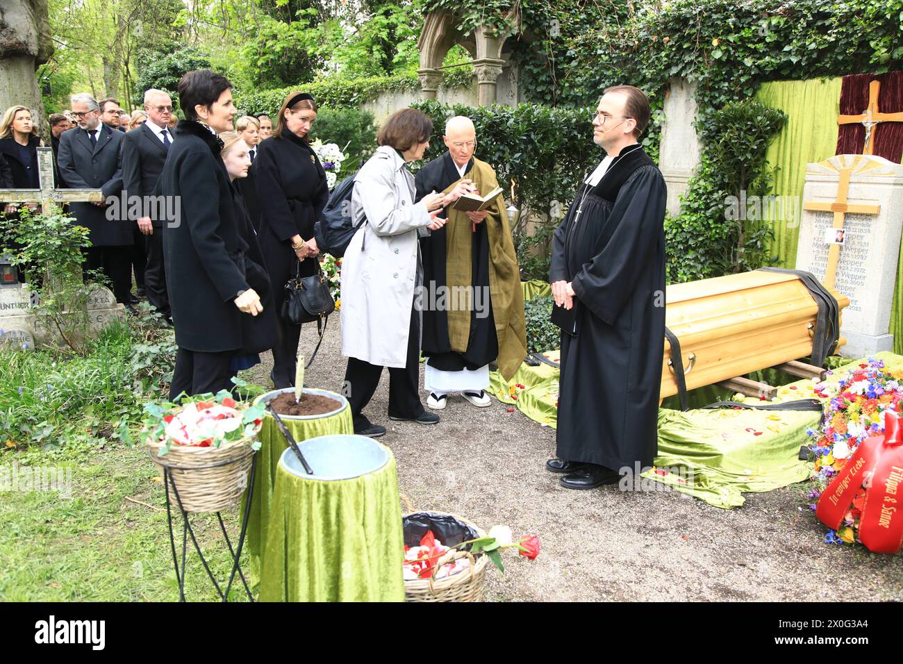 Susanne Kellermann, Filippa Wepper und Sophie Wepper bei der Beisetzung von Fritz Wepper im Familiengrab der Familie Wepper auf dem Friedhof Neuhausen Stockfoto