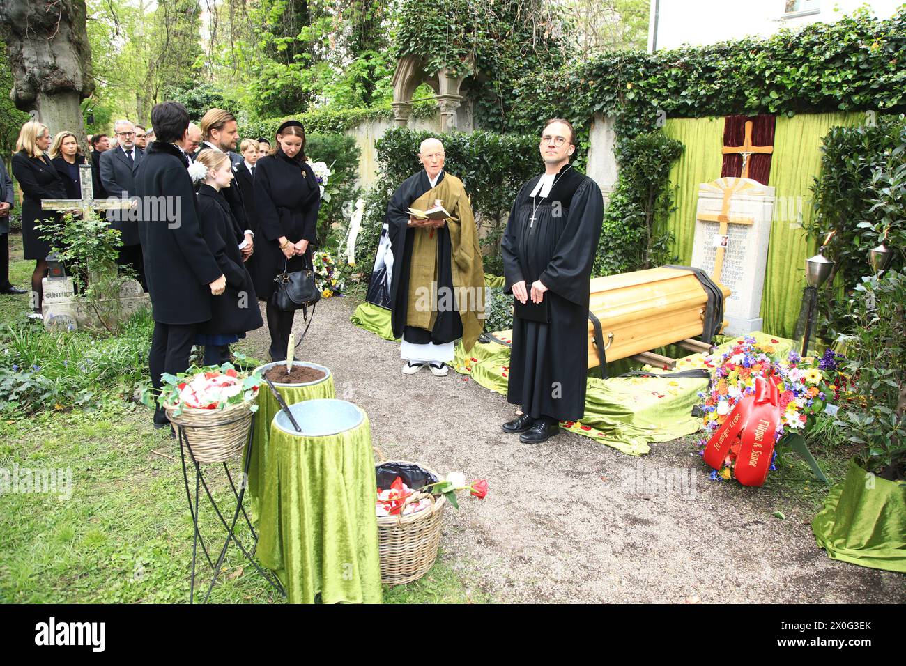 Susanne Kellermann, Filippa Wepper und Sophie Wepper bei der Beisetzung von Fritz Wepper im Familiengrab der Familie Wepper auf dem Friedhof Neuhausen Stockfoto