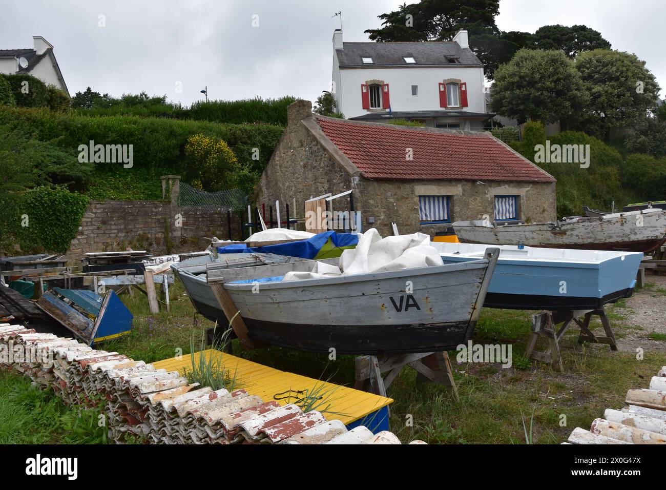 Rustikale Bootswartung: Schlauchboot am Ufer, Golf von Morbihan Stockfoto