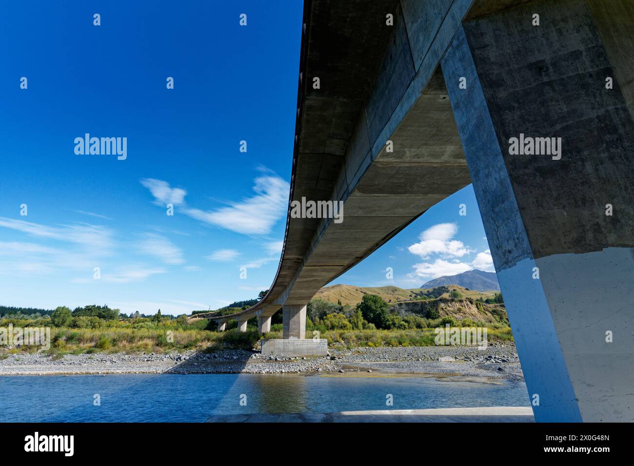 Blick nach Süden über den Clarence River unter der Straßenbrücke des State Highway 1. Südinsel, Aotearoa / Neuseeland. Stockfoto