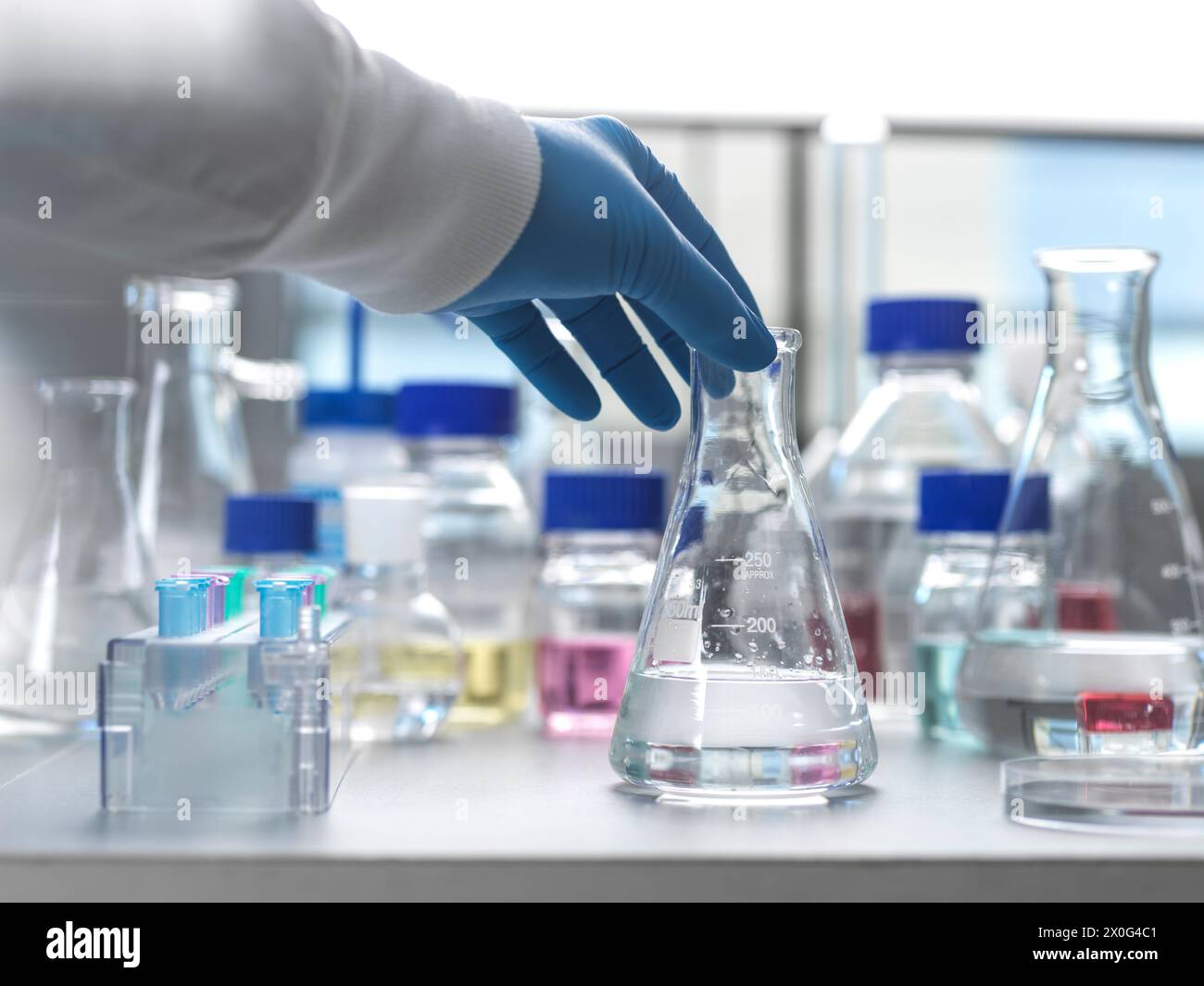 Wissenschaftler, der eine chemische Formel im Labor vorbereitet Stockfoto