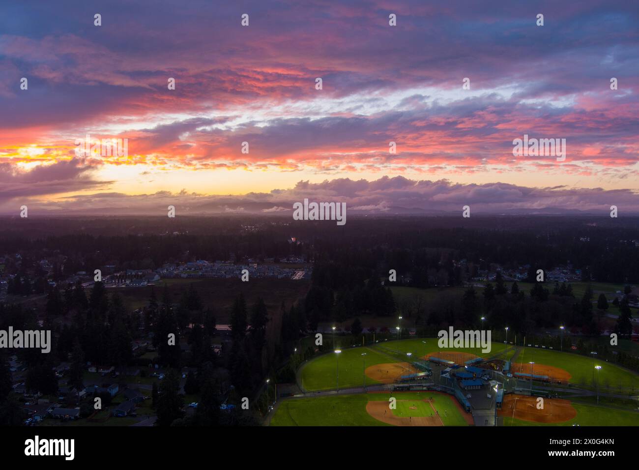 Aus der Vogelperspektive von Lacey, Washington bei Sonnenuntergang im Dezember Stockfoto