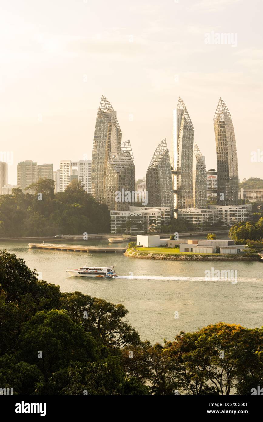 Reflections at Keppel Bay in Singapur ist ein luxuriöser Wohnkomplex am Wasser, der von Daniel Libeskind entworfen wurde Stockfoto