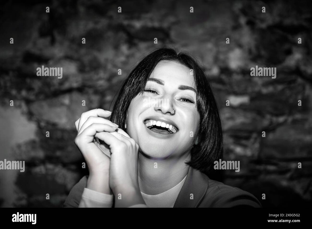 Strahlende Freude, ausgedrückt von einer Frau in der Monochrommographie Stockfoto