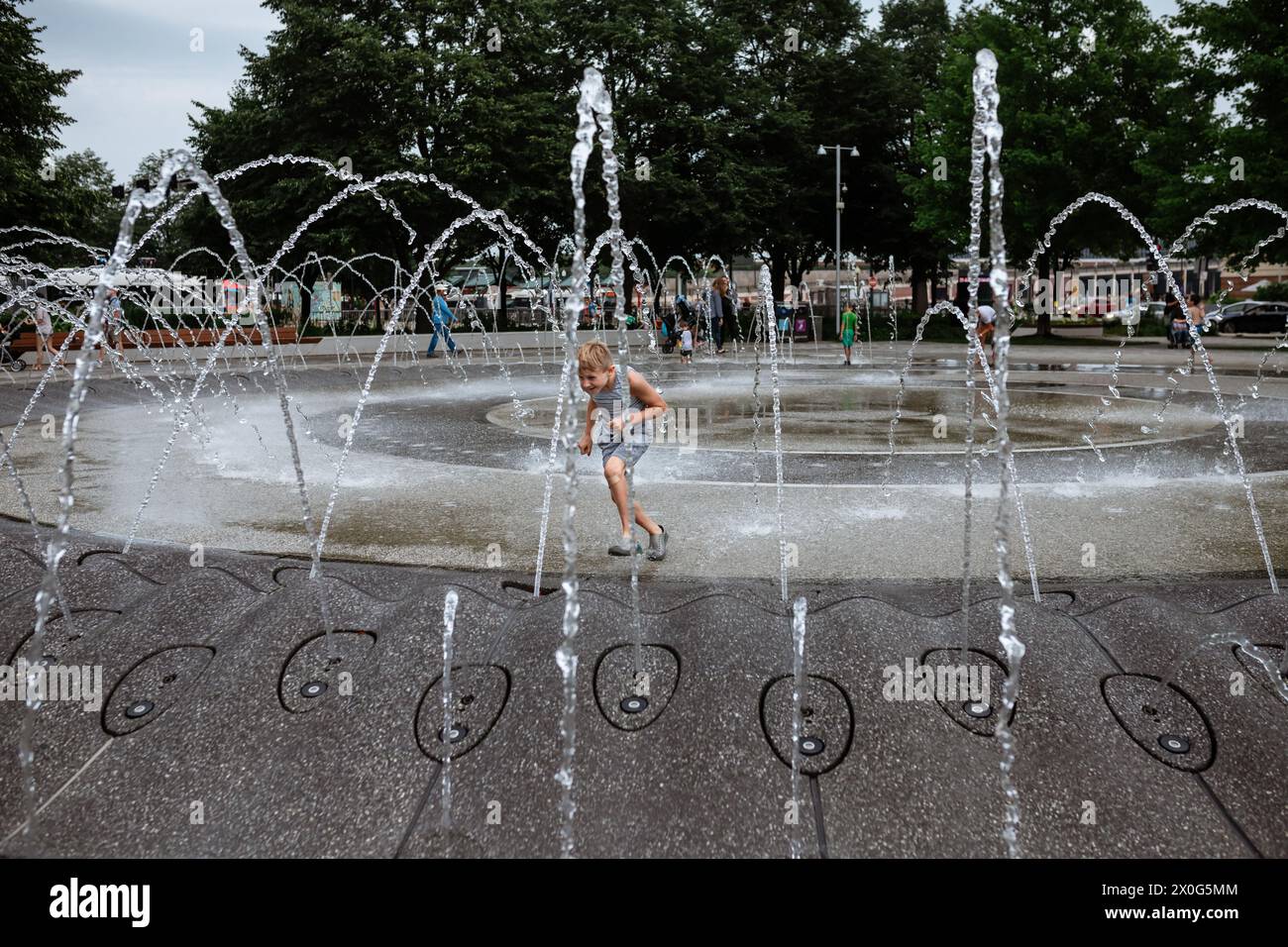 Kind spielt im Stadtbrunnen in Chicago Illinois Stockfoto