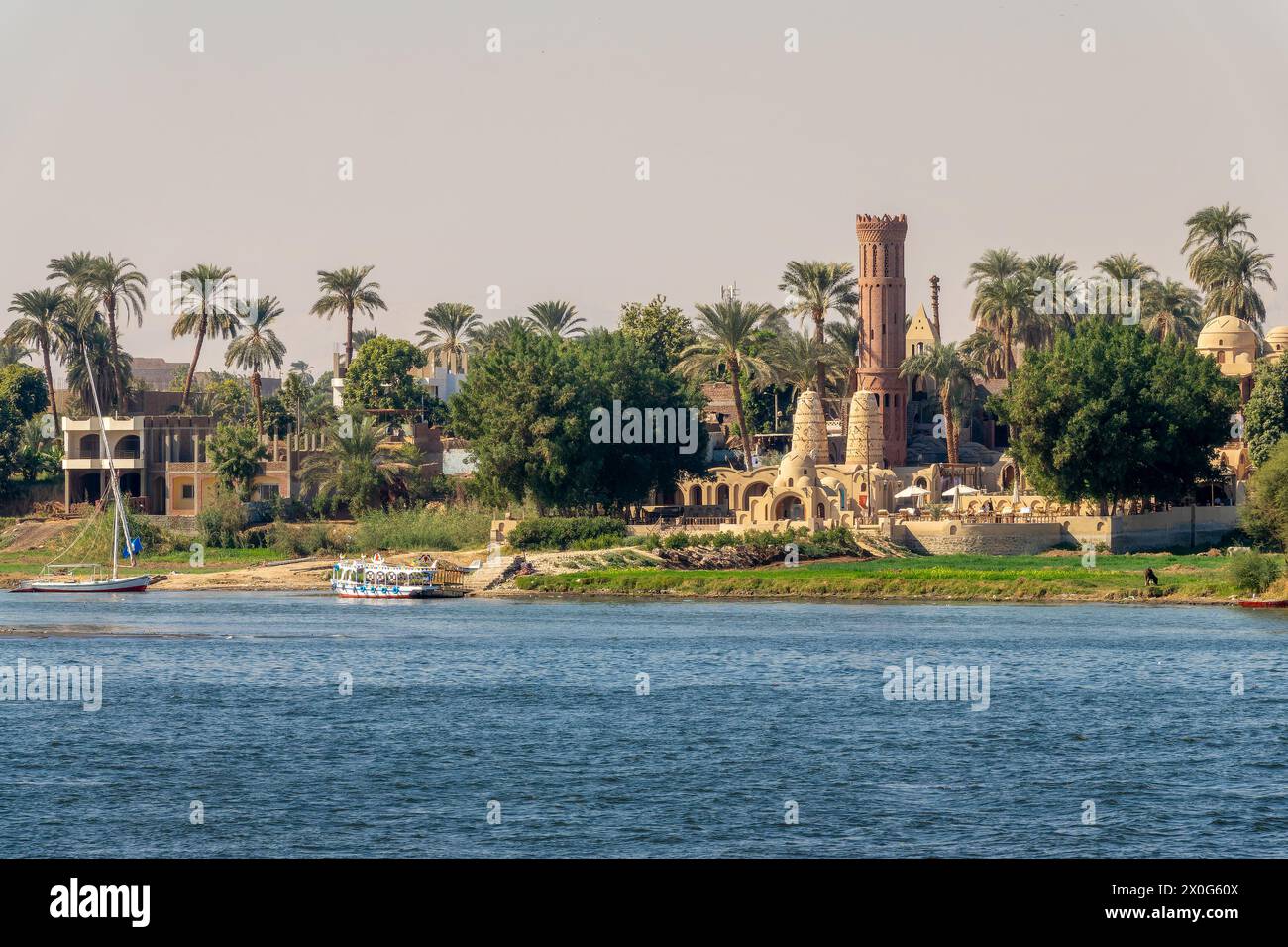 Djorff Palace Hotel, traditionelle Architektur am Westufer des Nils in Luxor, Ägypten Stockfoto