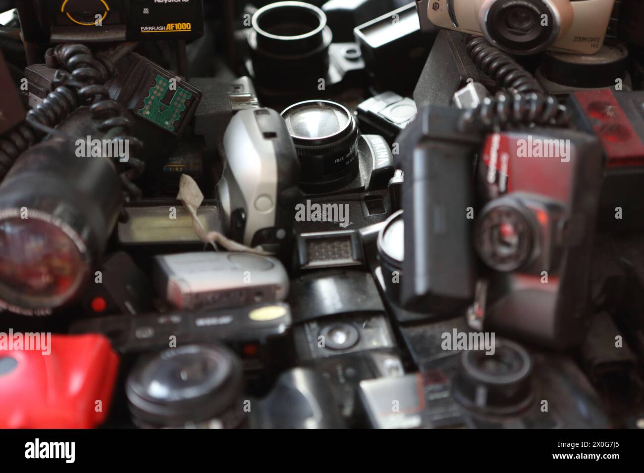 Alte Filmkameras und Objektive, die Elektroschrott oder Elektroschrott zeigen, der normalerweise auf Deponien deponiert wird Stockfoto